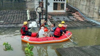 Petugas Gabungan Intensifkan Evakuasi Warga di Titik Banjir