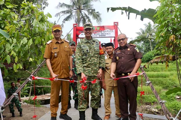 TNI AD Sukses Bangun Jembatan Garuda di Kampung Mayak Baros