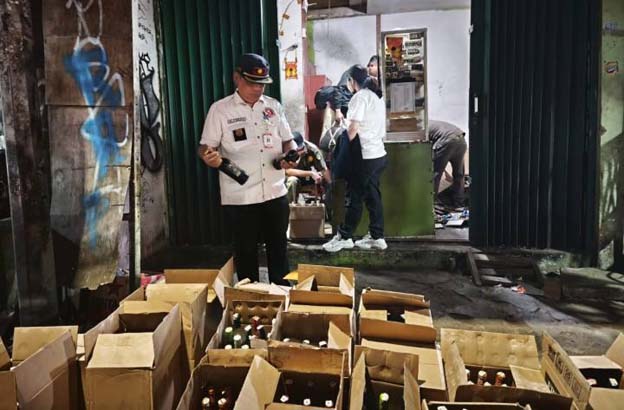 Petugas Gabungan Berhasil Sita 400 Botol Miras di Karang Tengah