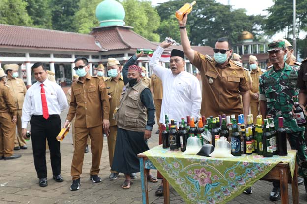 Pemkot Serang Musnahkan Ribuan Botol Miras Hasil Razia