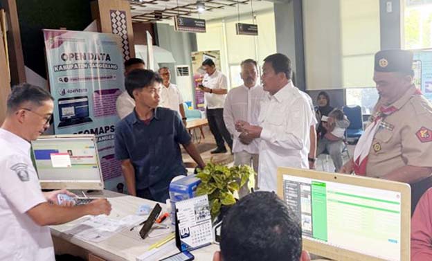 Bupati Tangerang Pantau Pelayanan Pembuatan KTP di Cisauk