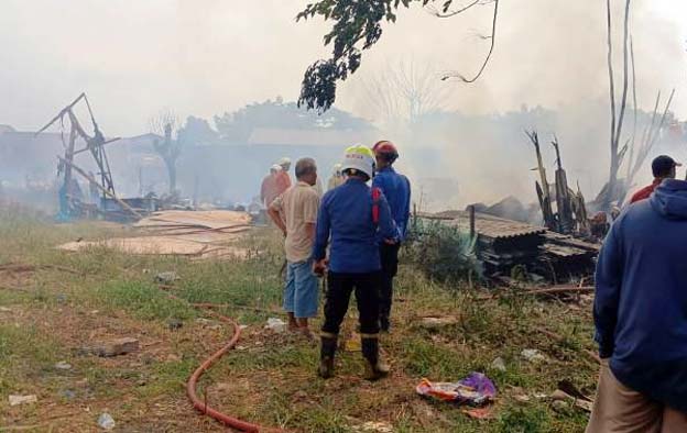 BPBD Kota Tangerang Tangani Kebakaran Limbah di Cibodas