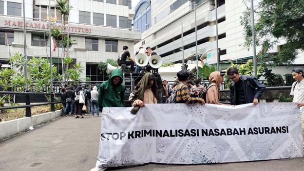 Aliansi Nasabah Asuransi Indonesia Gelar Aksi di Gedung MK