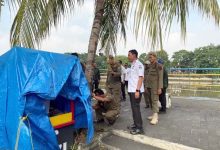 Tim Gabungan Kecamatan Tangerang Tertibkan PKL di Sungai Cisadane