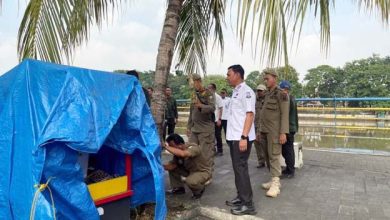 Tim Gabungan Kecamatan Tangerang Tertibkan PKL di Sungai Cisadane