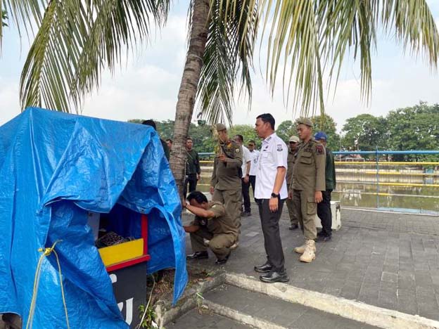 Tim Gabungan Kecamatan Tangerang Tertibkan PKL di Sungai Cisadane