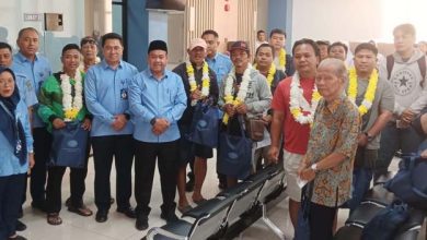 Pelanggan Bayar Air PDAM TB Pulangnya Dapat Bunga dan Bingkisan