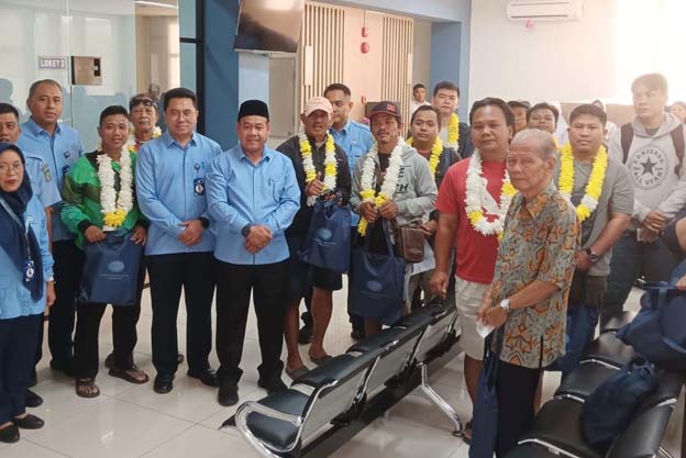 Pelanggan Bayar Air PDAM TB Pulangnya Dapat Bunga dan Bingkisan