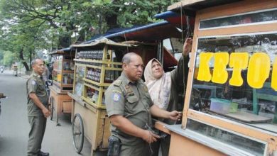 Satpol PP Kota Tangerang Tertibkan Puluhan PKL di Jalan Otista