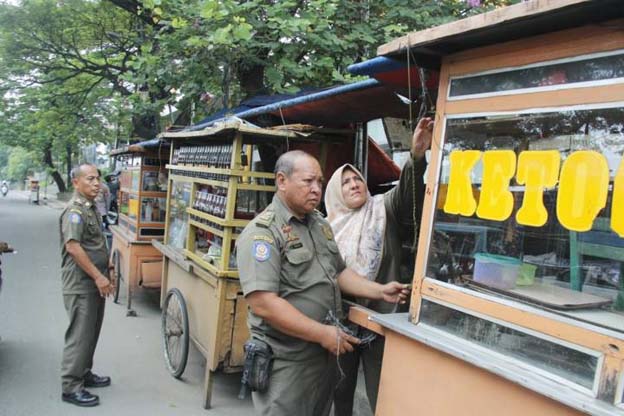 Satpol PP Kota Tangerang Tertibkan Puluhan PKL di Jalan Otista