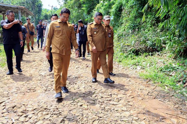 Jalan Desa Ciandur Akan Dibangun Lewat Program Bang Andra