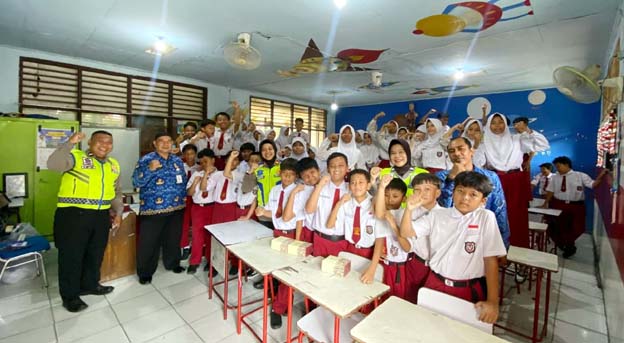 Satlantas Polres Metro Tangkot Edukasi Tertib Lalu Lintas ke Pelajar