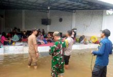 Petugas Gabungan Dirikan Pengungsian Korban Banjir di Cipondoh