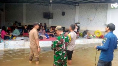 Petugas Gabungan Dirikan Pengungsian Korban Banjir di Cipondoh