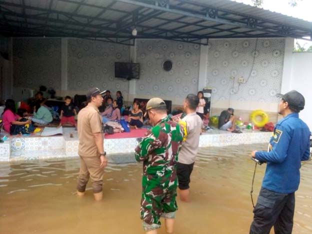 Petugas Gabungan Dirikan Pengungsian Korban Banjir di Cipondoh