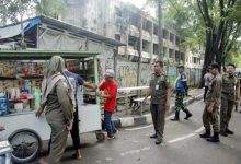 Satpol PP Tertibkan PKL di Sekitar Alun-Alun Kota Tangerang