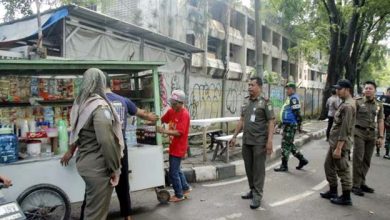 Satpol PP Tertibkan PKL di Sekitar Alun-Alun Kota Tangerang