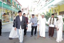 Benyamin Davnie Serahkan Banmas Presiden berupa Sapi Kurban