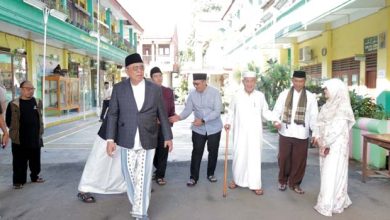 Benyamin Davnie Serahkan Banmas Presiden berupa Sapi Kurban