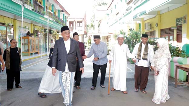 Benyamin Davnie Serahkan Banmas Presiden berupa Sapi Kurban
