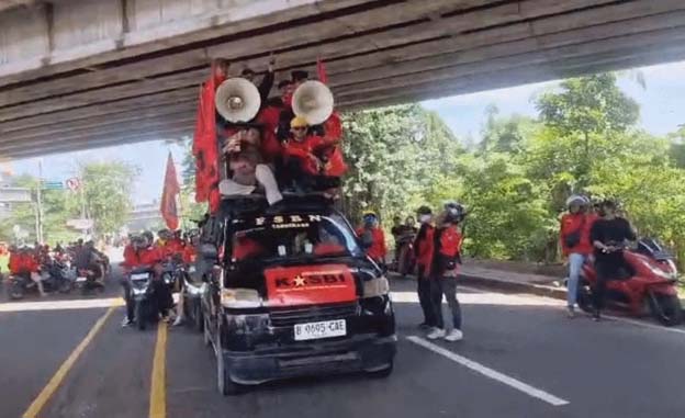 Ribuan Buruh Banten Berangkat ke Gedung DPR-MPR RI Senayan
