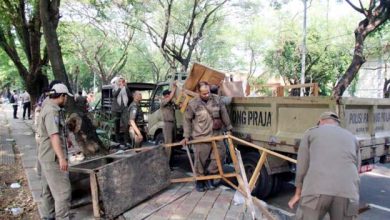 Satpol PP Kota Tangerang Tertibkan PKL di Kawasan Tugu Adipura