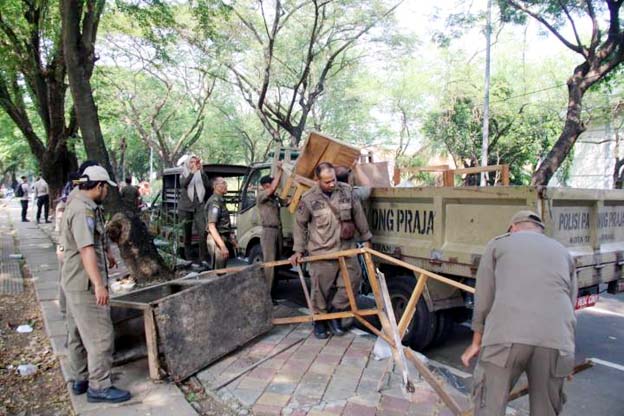Satpol PP Kota Tangerang Tertibkan PKL di Kawasan Tugu Adipura