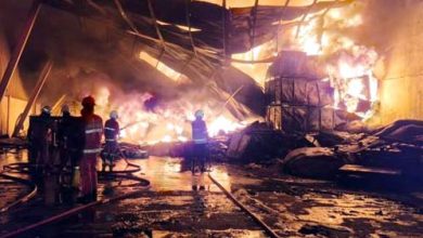 Sebuah Pabrik Karet di Cipondoh Ludes Terbakar Api