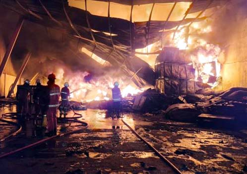 Sebuah Pabrik Karet di Cipondoh Ludes Terbakar Api