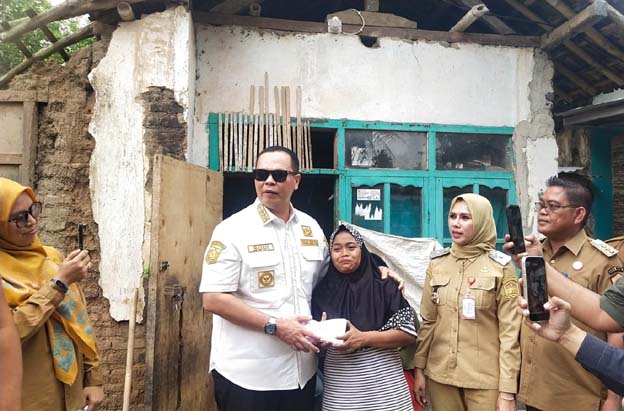 Walikota Serang Bantu Renovasi Rumah Warga di Walantaka