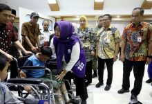 Peringati Hari Anak Nasioanal, DP3AP2KB Bagikan Tiga Kursi Roda dan Tiga Pasang Sepatu AFO