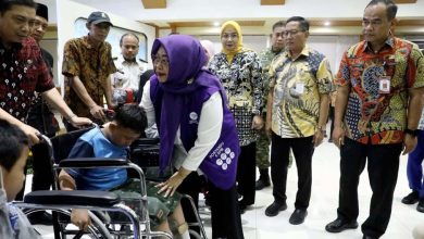 Peringati Hari Anak Nasioanal, DP3AP2KB Bagikan Tiga Kursi Roda dan Tiga Pasang Sepatu AFO