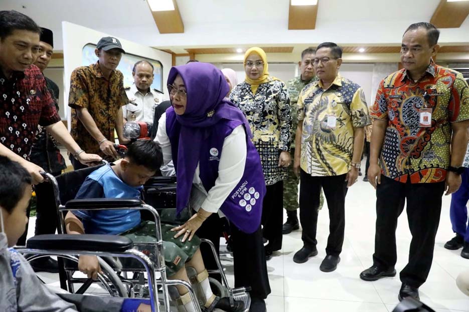Peringati Hari Anak Nasioanal, DP3AP2KB Bagikan Tiga Kursi Roda dan Tiga Pasang Sepatu AFO