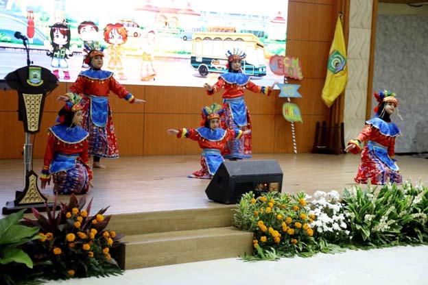 Peringati Hari Anak Nasioanal, DP3AP2KB Bagikan Tiga Kursi Roda dan Tiga Pasang Sepatu AFO