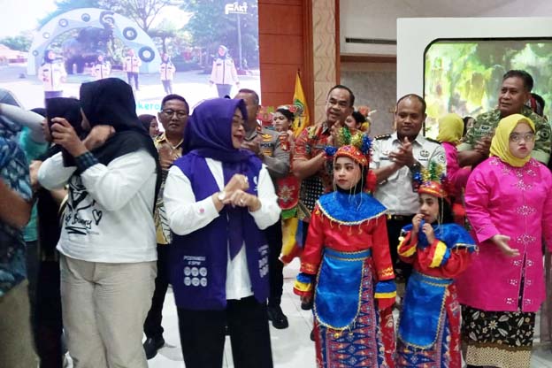 Peringati Hari Anak Nasioanal, DP3AP2KB Bagikan Tiga Kursi Roda dan Tiga Pasang Sepatu AFO