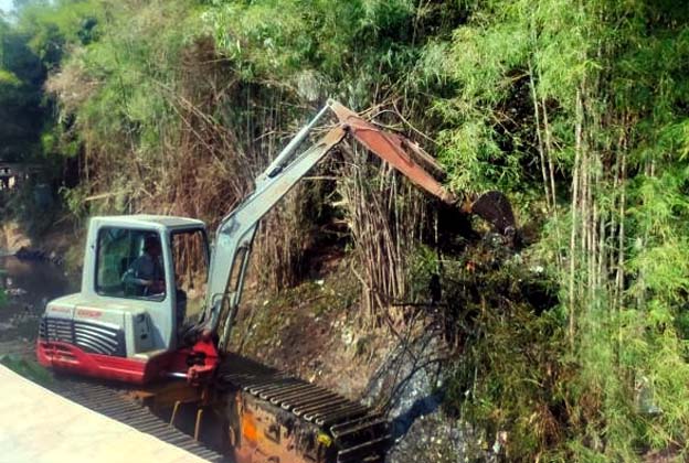 Pemkot Tangerang Lakukan Normalisasi Saluran Air di Larangan