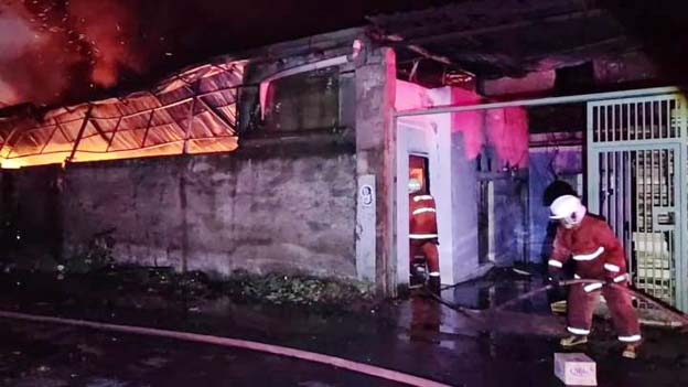 Pabrik Dupa di Periuk Jaya Ludes Terbakar Si Jago Merah