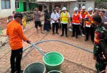 Kekeringan, Pemkot Tangsel Distribusikan Air Bersih ke Warga Keranggan