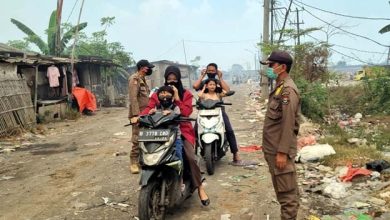 Kebakaran TPA Jatiwaringin, Satpol PP Bagikan Masker kepada Warga