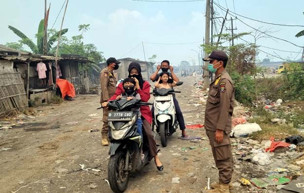Kebakaran TPA Jatiwaringin, Satpol PP Bagikan Masker kepada Warga