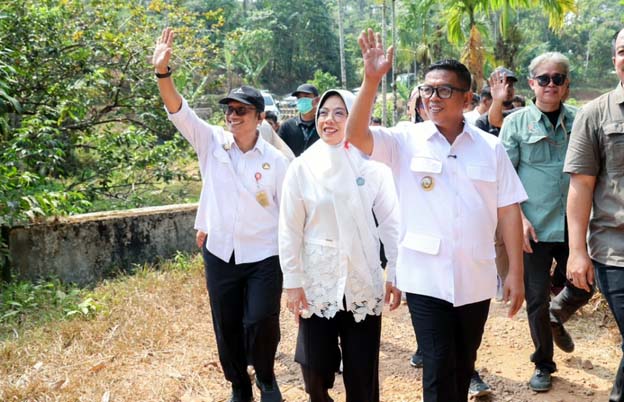 Gubernur Banten Bangun Jalan Kampung Buluh Pandeglang