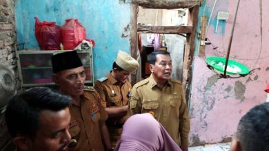 Bupati Tangerang Lihat Kondisi Rumah Roboh di Gunung Kaler