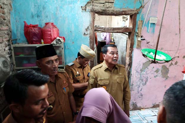 Bupati Tangerang Lihat Kondisi Rumah Roboh di Gunung Kaler