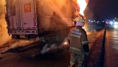 Truk Ekspedisi Bermuatan Paket Terbakar di Jatiuwung