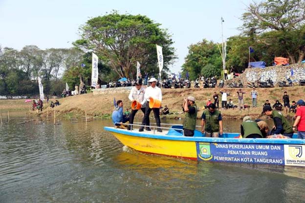 HUT ke-81 RI, Pemkot Tangerang Tebar 1 Ton Ikan Lele di Situ Gede