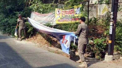 Trantib Kecamatan Larangan Tertibkan Spanduk Tak Berizin