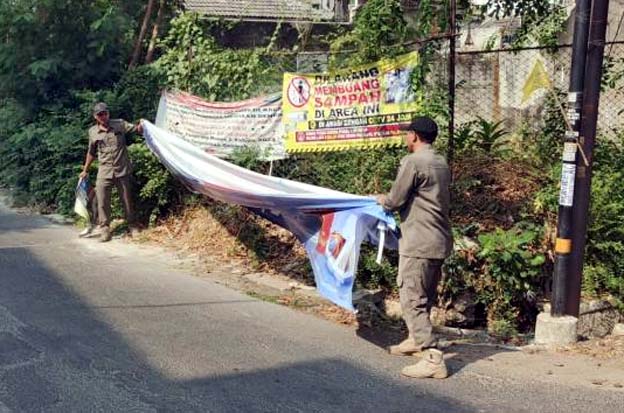 Trantib Kecamatan Larangan Tertibkan Spanduk Tak Berizin