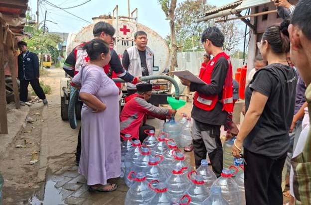 PMI Kota Tangerang Salurkan Bantuan Air Bersih untuk Warga