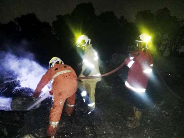 BPBD Kota Tangerang Tangani Kebakaran Sampah di Ciledug