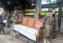 Satpol PP Kota Tangerang Tertibkan Lapak PKL di Kebon Nanas